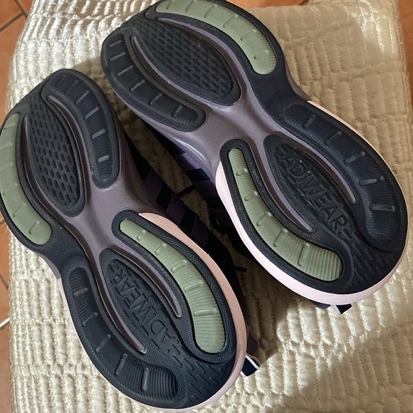 NWOT Adidas women’s size 9. - Picture 6 of 8